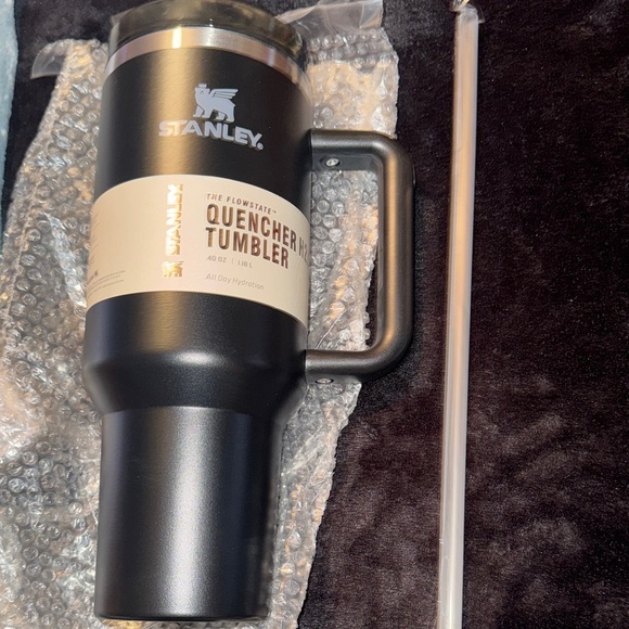 Stanley Black Insulated Bottle - Picture 6 of 7